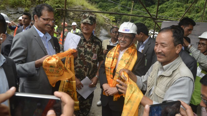 सेफ्टी हेल्मेट लगाउदै प्रधानमन्त्री प्रचण्ड मेलम्ची पुगेपछि अर्को बर्ष पानी आउने