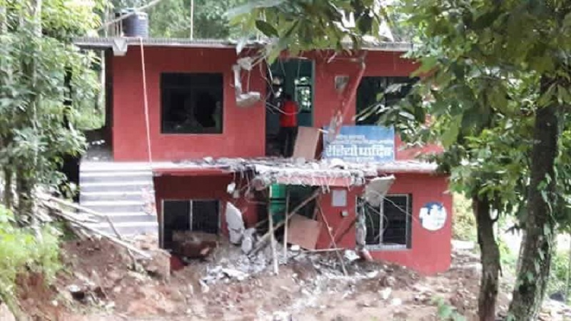 रेडियोलाइ डोजरको दाँतले उछिट्याइदियो