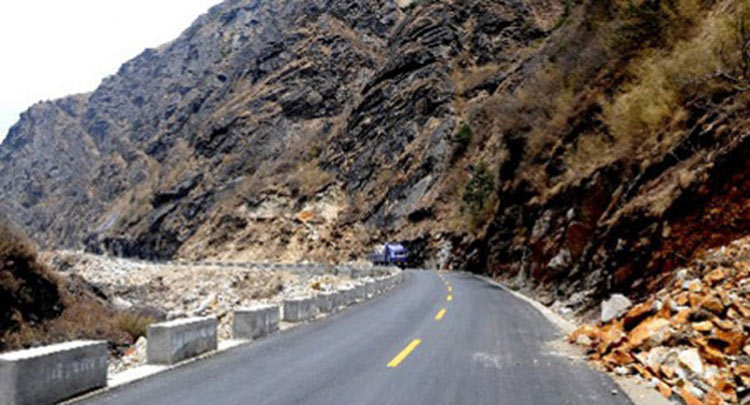 सडक प्रयोग गरेरै माम खानेहरु सडक बन्दमा