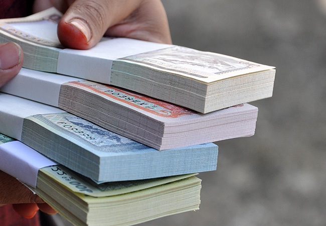 दशैमा टिका लगाइदिएर नयाँ नोट दिन चाहनेहरुको भिड