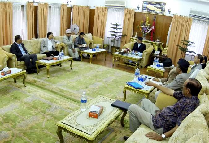 मोर्चा मुर्छा पर्नथालेपछि प्रचण्ड, केपी र शेरबहादुरले औषधी खोज्दै