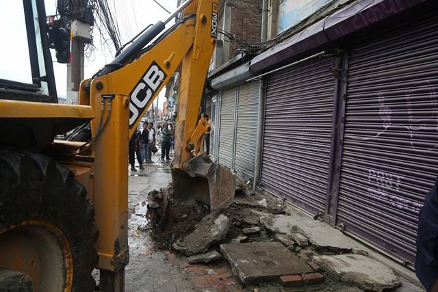 त्रिपुरेश्वरमा डोजरले तर्सायो