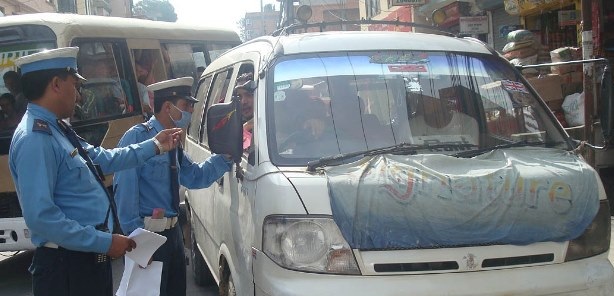 यात्रुलाई झुक्याउदै बढी पैसा माग्नेको प्रहरीले कान निमोठ्दै