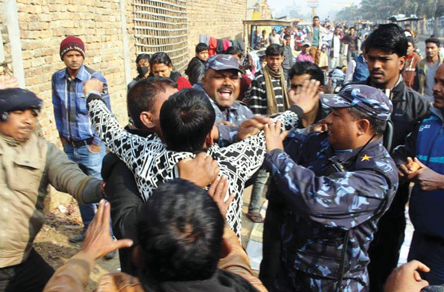 सिराहामा पुलिस र स्थानीयबिच कुटाकुट, पुलिसको लौरोले मुलही देवी घाइते