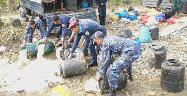 भक्तपुरमा एक हजार एकसय ६५ लिटर रक्सीको खोलो