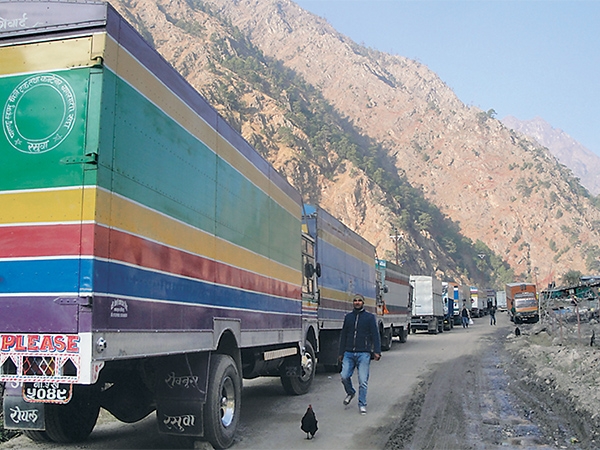 दशैँका लागि चीनबाट ल्याइएका सामान कर्मचारीको दशैँले भन्सारमै अलपत्र !