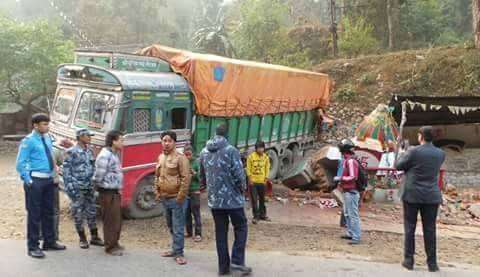 सुतिरहेका बुढाबुढीमाथी ट्रक आएर बजारियो