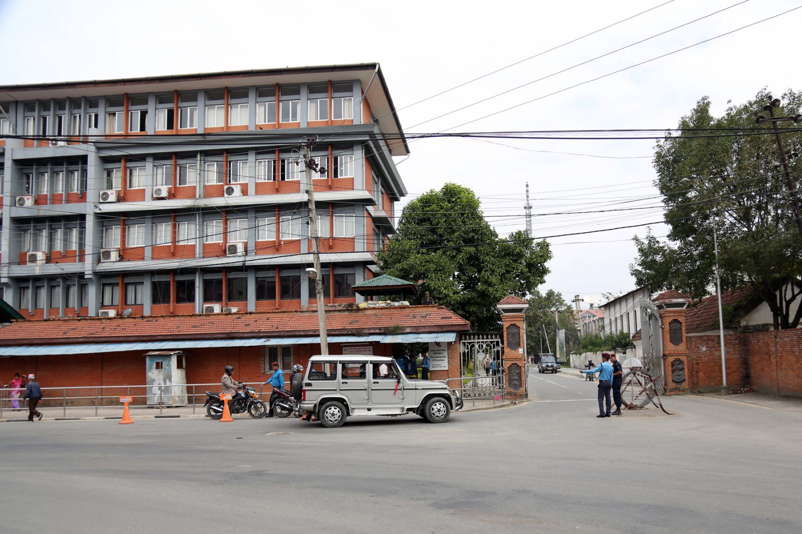 यी सरकारी कर्मचारी जसले दुईदिन पछिको हाजिरी अगाडी नै गरिदिए