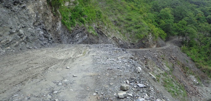 बेनी–जोमसोम सडकखण्ड अवरुद्ध, यात्रुलाई सास्ती