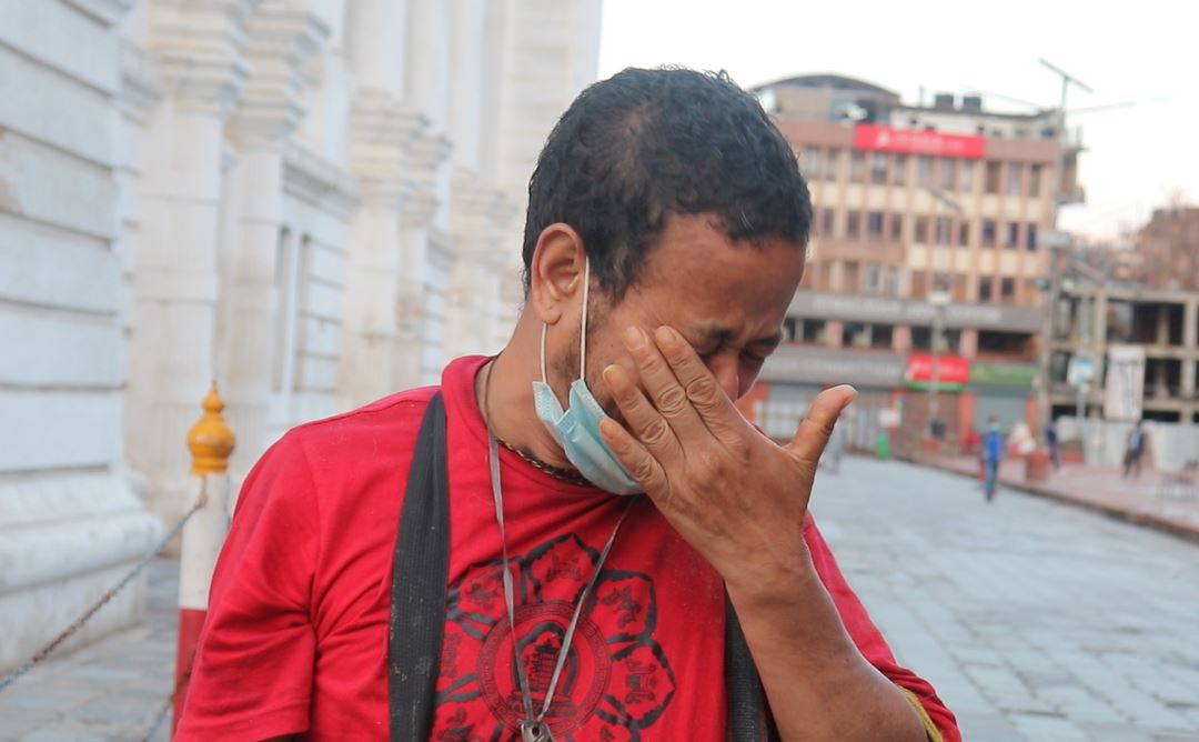 दैनिक सडकका डेढ सय कुकुरलाई खाना खुवाउने रुपकदाईको यस्तो छ पीडा