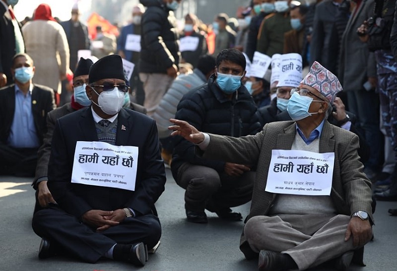 ‘हामी यहाँ छौँ’ भन्दै सडकमा निस्कियाे प्रचण्ड-नेपाल समूह