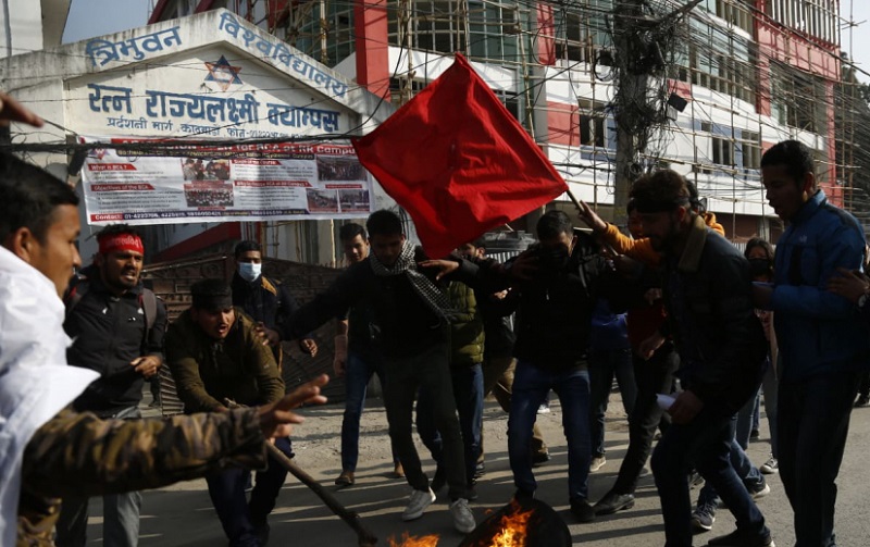 पेट्रोलियम पदार्थको मूल्यवृद्धि तत्काल फिर्ता लिन माग गर्दै काठमाडौंमा प्रदर्शन 