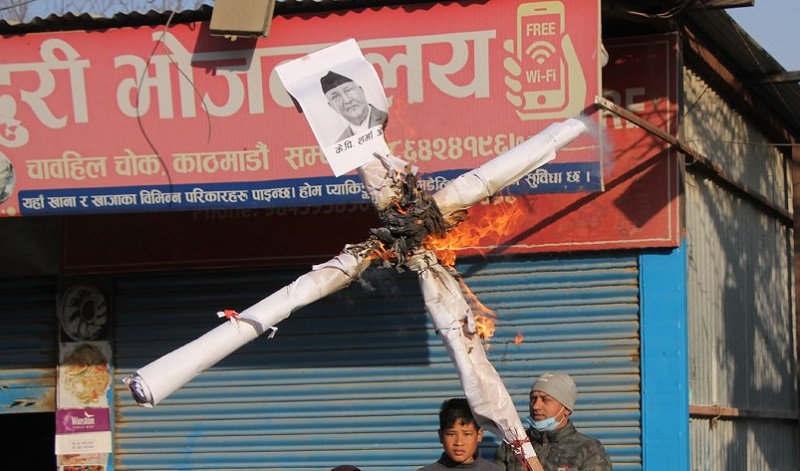 काठमाडौंमा प्रधानमन्त्री ओलीको पुतला दहन