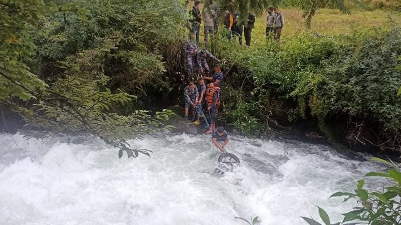 खोला तर्ने क्रममा नगर प्रहरी बेपत्ता, मोटरसाइकल भेटियो