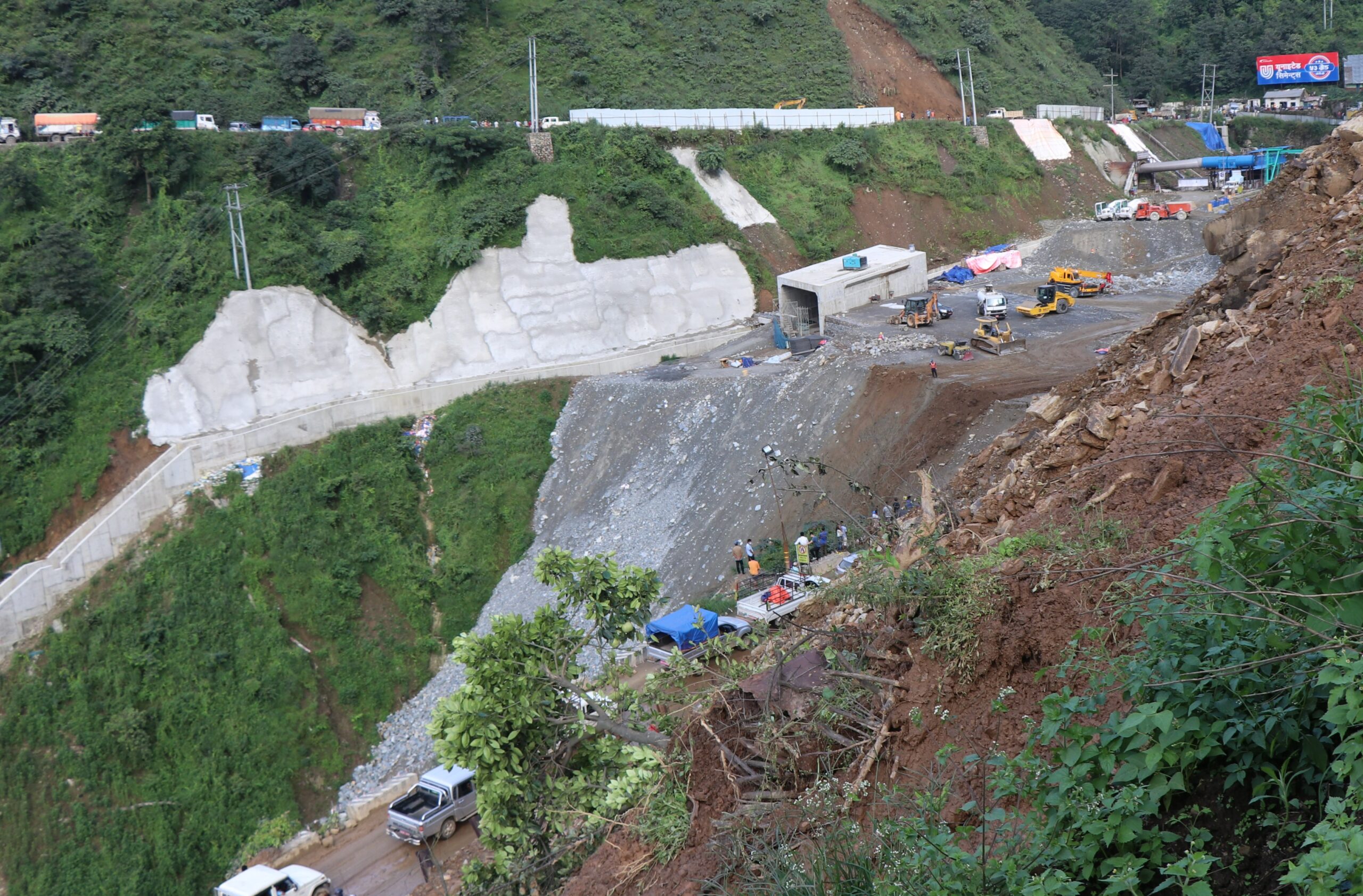 नागढुंगाको पहिरोको कथा,दिनभरी बिरामी एम्बुलेन्समै छटपटाए (भिडियो सहित)