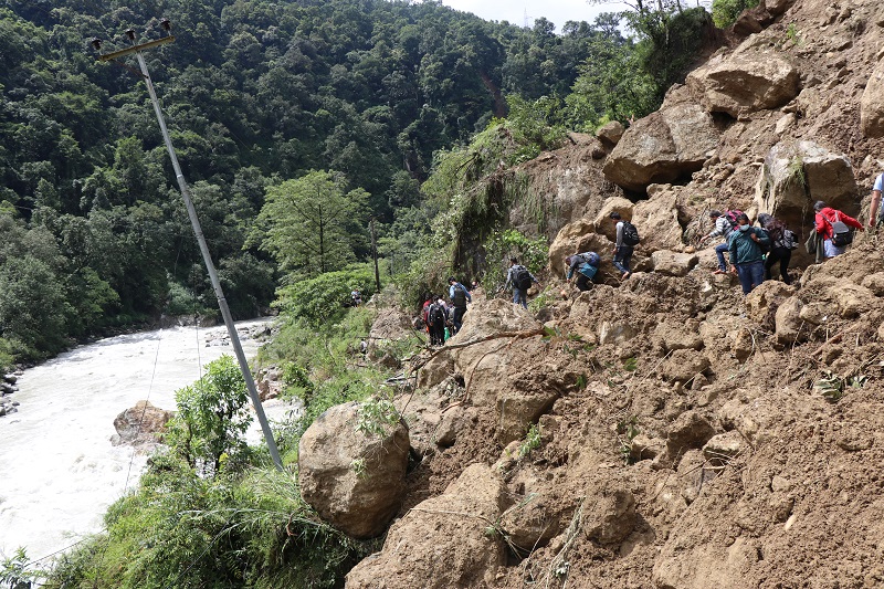 अवरुद्ध राजमार्ग तत्काल खुलाउन यातायात व्यवसायीको माग