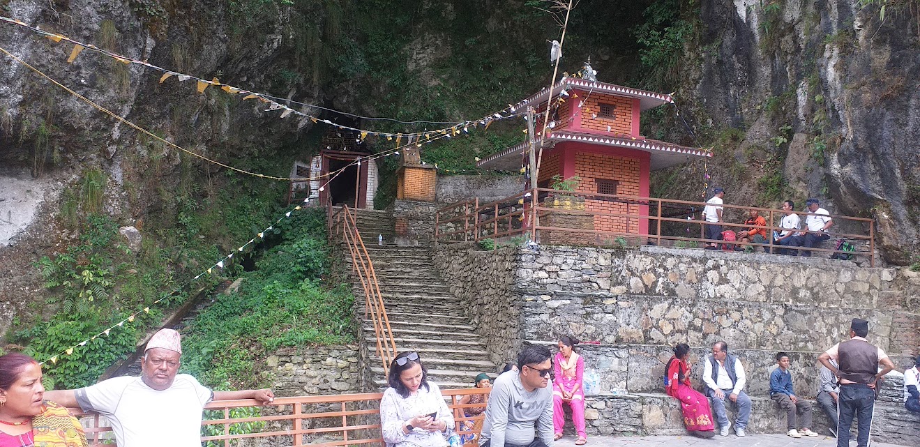 शीतल गुफा ओझेलमा