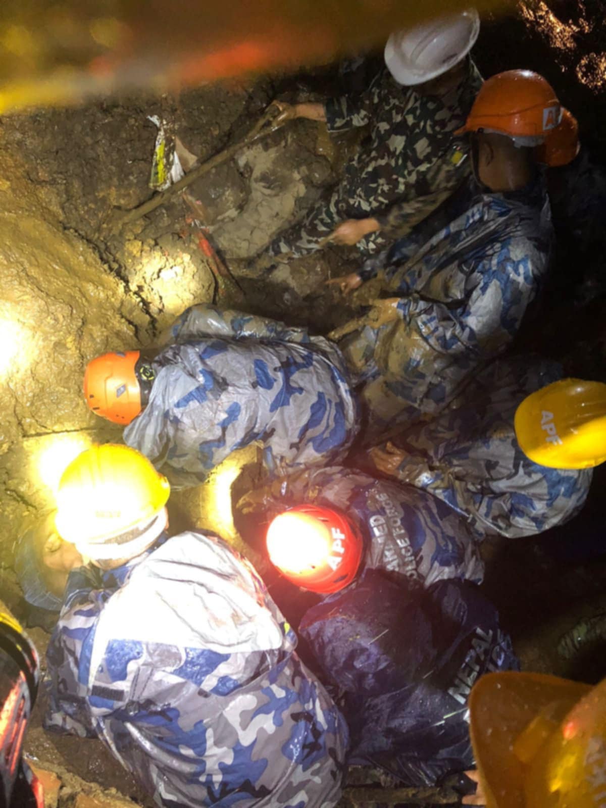 कास्कीमा पहिरोेमा परेर एकै परिवारका सातसहित नौ जनाको मृत्यु