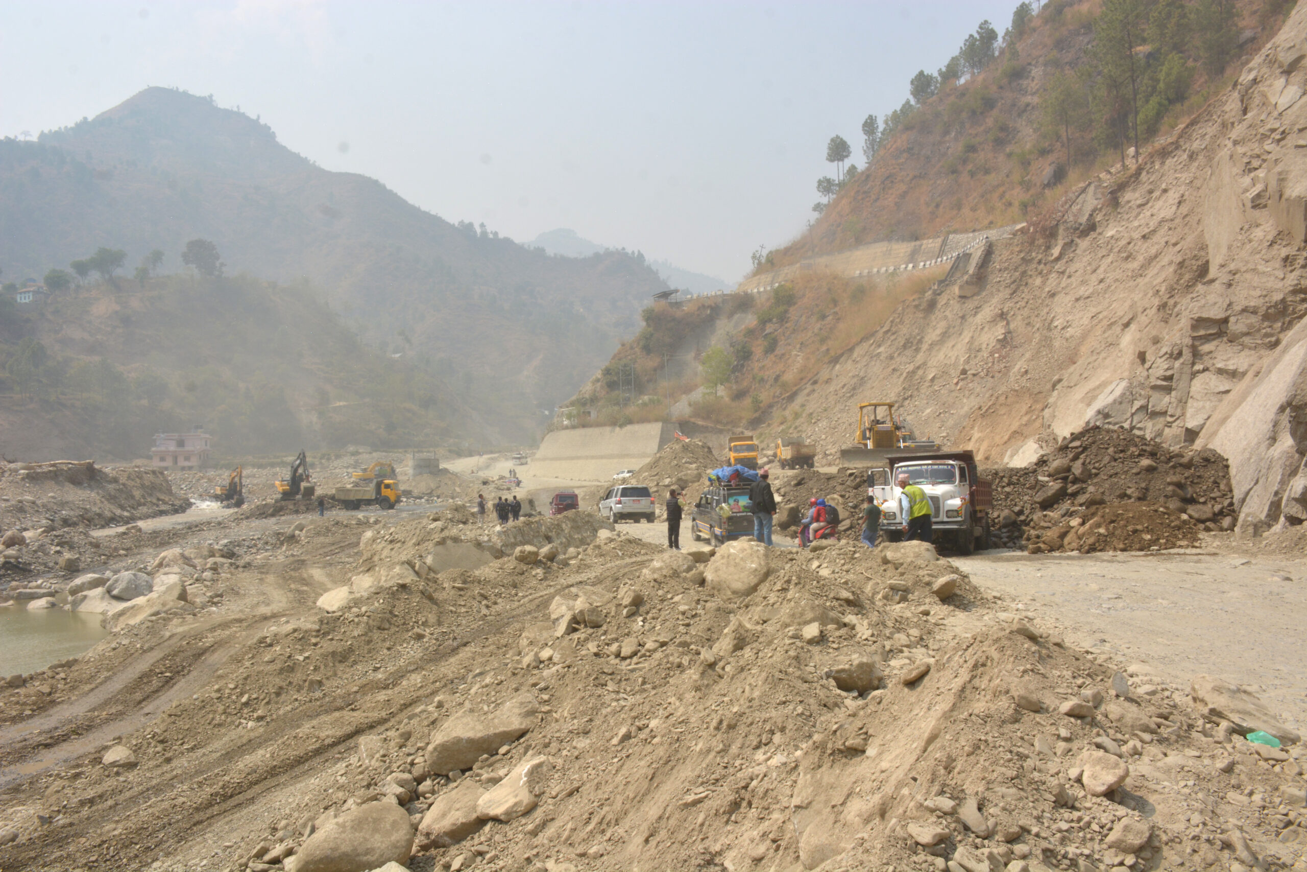 बिपी राजमार्ग, पहिरो प्रभावित क्षेत्रमा वैकल्पिक सडक निर्माण गरिँदै